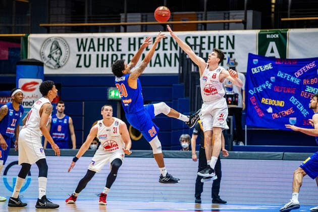 Alen Pjanic 8 Jobstairs Giessen 46ers , Deron Washinton 20 Syntainics MBC during the match Season 2020 2021 Men in the EasyCredit Bundesliga between Syntainics MBC and Jobstairs Giessen 46ers at Stadthalle Weissenfels on 3 March 2021 in Weissenfels, Sachsen Anhalt, Germany
