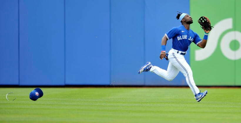Bilder des Jahres 2021, Sport 03 März Sport Themen der Woche KW09 March 6, 2021, Dunedin, FL, The United States: Toronto Blue Jays center fielder Jonathan Davis chases down a fly ball hit by Philadelphia Philliesâ€⠢ Scott Kingery during the first inning of a spring training baseball game in Dunedin, Fla., Saturday, March 6, 2021. Canada News - March 6, 2021 - ZUMAc35_ 20210306_zaf_c35_009 Copyright: xStevexNesiusx