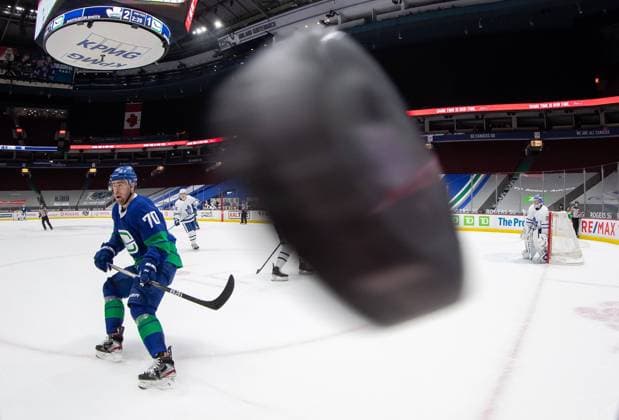 Bilder des Jahres 2021, Sport 03 März Sport Themen der Woche KW09 Sport Bilder des Tages March 6, 2021, Vancouver, BC, Canada: Vancouver Canucks Tanner Pearson (70) waits for the puck to drop down after it was shot around the glass during the second period of an NHL, Eishockey Herren, USA hockey game against the Toronto Maple Leafs in Vancouver, on Saturday, March 6, 2021. Canada News - March 6, 2021 - ZUMAc35_ 20210306_zaf_c35_104 Copyright: xDarrylxDyckx