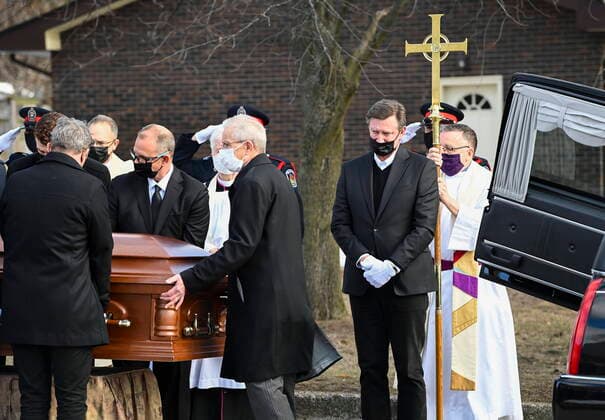 Bilder des Jahres 2021, Sport 03 März Sport Themen der Woche KW09 Sport Bilder des Tages March 6, 2021, Brantford, on, Canada: Hockey hall-of-fame legend Wayne Gretzky, second right, cries as he watches the casket of his father, Walter Gretzky, be carried from the church during a funeral service in Brantford, Ont., on Saturday, March 6, 2021. Walter Gretzky also know as Canada s hockey dad was 82 years-old. Walter Gretzky, Wayne Gretzky - ZUMAc35_ 0114805467st Copyright: xNathanxDenettex