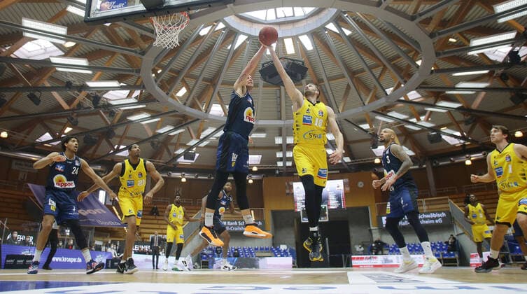 Ludwigsburg , Basketball easyCredit BBL Bundesliga , HAKRO Merlins Crailsheim vs MHP Riesen Ludwigsburg , from left Bogdan Radosavljevic Merlins Jonas Wohlfarth Bottermann Riesen