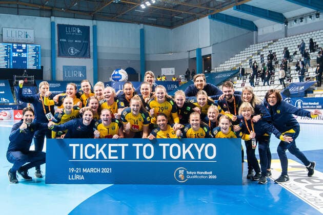 210320 Players of Sweden celebrate behind a sign reading u009dTicket to Tokyo u009d as they pose for a photo after the Olympic Qualification handball match between Sweden and Argentina on March 20, 2021 in Lliria Photo Ludvig Thunman BILDBYRAN kod LT LT0131 handball handboll handball olympic qualification os kval os kval sweden argentina dam bbeng jubel,  Copyright: LUDVIGxTHUNMAN BB210320LT048
