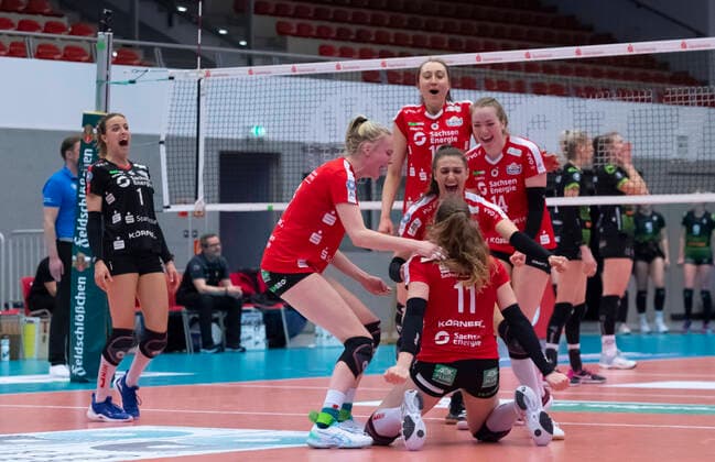 20 03 2021, Victory cheer after stick s ace Lena Stigrot DSC , Jennifer Janiska DSC , Madeleine Gates DSC , Lena Stigrot DSC , Maja Storck DSC kneeling, Jenna Gray DSC , Volleyball, Play off quarter final, Dresdner SC Ladies in Black Aachen 3 2, Dresden Saxony Germany