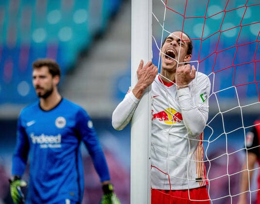 Leipzigs Yussuf Poulsen bites into the goal net out of desperation RB Leipzig Eintracht Frankfurt 1 1 14 March 2021 Leipzig, Red Bull Arena Football 1 Bundesliga, Matchday 25 RB Leipzig Eintracht Frankfurt 1 1
