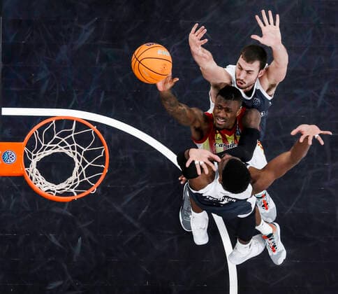 Center 31 Dylan Ennis Casademont Saragossa top Chase Fieler Brose Bamberg, 20 bottom Shevon Thompson Brose Bamberg, 27 Basketball Champions League 2020 21, playoffs game day 8, Brose Bamberg Casademont Saragossa 23 03 2021, Bamberg, Brose Arena Copyright: DanielxLöb