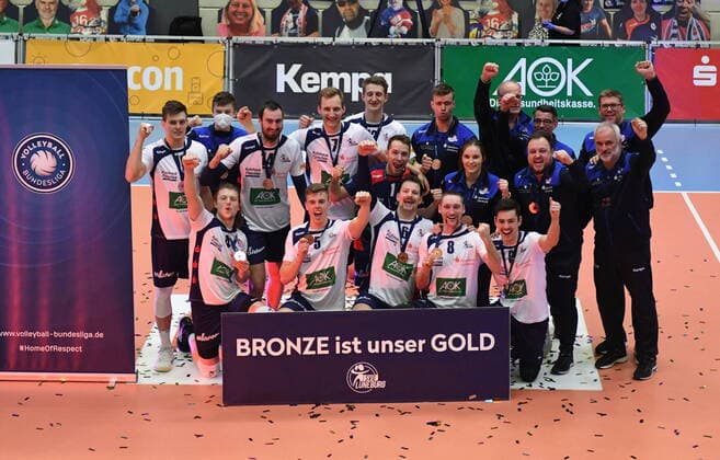 VB Play offs, Semi final, SVG Lueneburg vs VfB Friedrichshafen 25 03 2021, GER, VBL, Play Off, Semi final, SVG Lueneburg vs VFB Friedrichshafen, in the picture the Lueneburg team cheers about the bronze medal nordphotoxGmbH xWitke nph00002