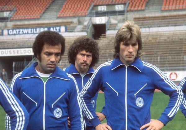 Training of the German national team on 10 10 1975 before the international match against Greece in Düsseldorf V l Erwin Kostedde, Paul Breitner and Manfred Kaltz in the Düsseldorf Rhine Stadium HM