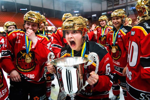 210329 Luleas Jenni Hiirikoski cheers after final 3 in the SDHL playoffs between Lulea and Brynäs on March 29, 2021 in Lulea,  Copyright: SIMONxELIASSON BB210329SE121