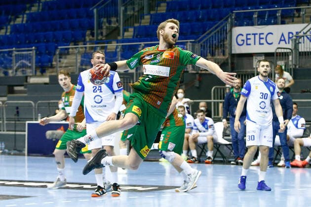 30 03 2021, xtgx, Handball EHF European League, SC Magdeburg RK Eurofarm Pelister , v l Justus Kluge Magdeburg throws goal, goalkeeper, scores goal, scores the goal GETEC Arena