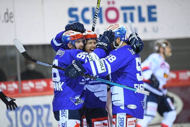 f l n r Tyson Spink Schwenninger Wild Wings Tylor Spink Schwenninger Wild Wings Christopher Fischer Schwenninger Wild Wings GER, Ice Hockey, DEL, Schwenninger Wild Wings Iserlohn Roosters, 30 03 2021 Villingen Schwenningen Copyright: xLaegler xEibner-Pressefotox EP_EER