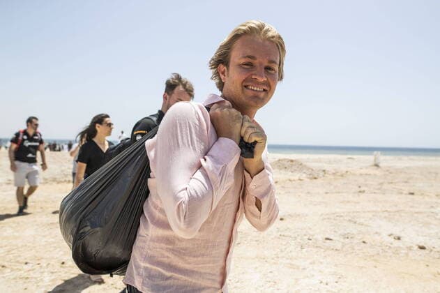 Bilder des Jahres 2021, Sport 03 März Sport Themen der Woche KW13 Bilder des Jahres 2021, Sport 03 März Sport Bilder des Tages Mandatory Credit: Photo by Sam Bloxham Motorsport Images Shutterstock (11839523x) Nico Rosberg, founder and CEO, Rosberg X Racing, with a sack of rubbish after helping to clean the beach during the 2021 Extreme E Desert X Prix 2021 XE Desert X Prix, Riyadh Street Circuit, Diriyah, Saudi Arabia - 31 Mar 2021 2021 XE Desert X Prix, Riyadh Street Circuit, Diriyah, Saudi Arabia - 31 Mar 2021 Copyright: xSamxBloxham MotorsportxImages Shutterstockx 11839523x