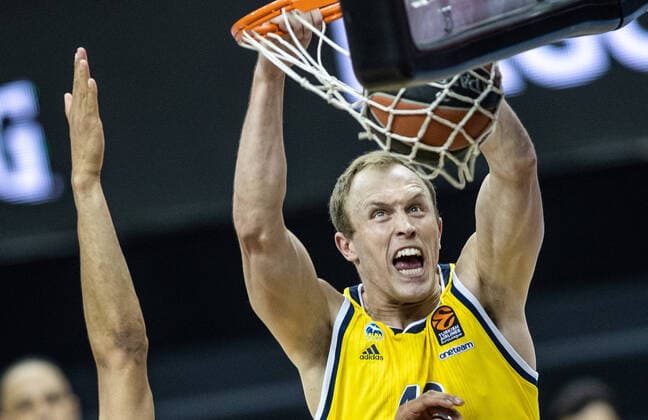 Basketball Euroleague, Alba Berlin Valencia Basket, Main Round, 33 Matchday, Mercedes Benz Arena ALBAs Luke Sikma puts the ball in the basket and hangs on to it ALBA Berlin Valencia Basket