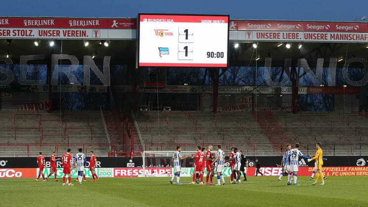 Scoreboard with final result 1 1 Draw Sports Football Soccer DFL Bundesliga Men Season 2020 2021 04 04 2021 1 FC Union Berlin FCU vs Hertha BSC Berlin Geisterspiel wegen Corona Covid 19 Derby Stadtderby Ortsderby DFL regulations prohibit any use of photographs as image sequences and or quasi video