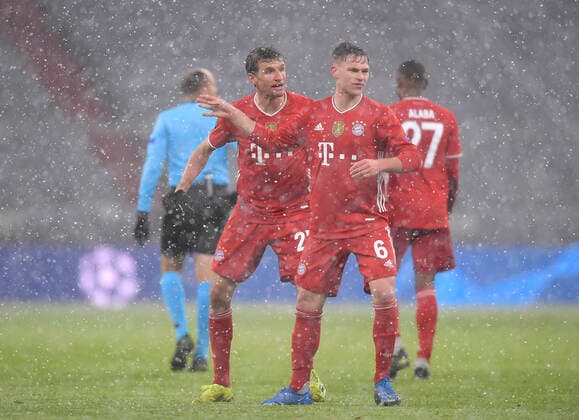 07 04 2021, Fussball Championslaegue FC Bayern München Paris Saint Germain 07 04 2021, Fussball Championsleague 2020 2021, Viertelfinale, FC Bayern München Paris St Germain, in der Allianz Arena München L R Thomas Müller Bayern München versucht Joshua Kimmich Bayern München nach Abpfiff zu beruhigen Foto Bernd Feil M i S Pool Nur für journalistische Zwecke Only for editorial use According to the DFL Deutsche Fußball Liga regulations it is prohibited, DFL regulations prohibit any use of photographs as image sequences and or quasi video National and international NewsAgencies OUT München Allianz Arena Bayern Deutschland Poolfoto Bernd Feil M.i.S. Pool ,EDITORIAL USE ONLY
