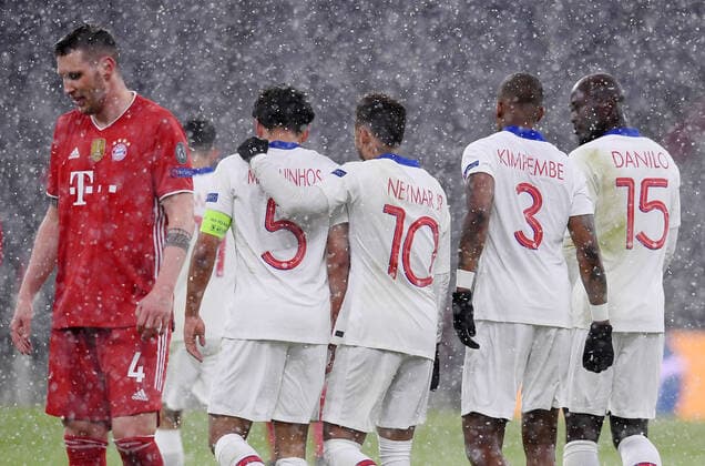 Football International CHL 20 21 FC Bayern Muenchen Paris Saint Germain FOOTBALL CHAMPIONS LEAGUE SEASON 2020 2021 Quarterfinals First leg 07 04 2021 FC Bayern Muenchen Paris Saint Germain ENTTAECHUNG FC Bayern Muenchen Niklas Suele JUBEL Paris Saint Germain Goal scorer to 0 2 Marquinhos hugged by Neymar, Presnel Kimpembe, Danilo v li PHOTO Markus Ulmer Pressefoto Ulmer Pool xxNOxMODELxRELEASExx Only for journalistic use No commercial usage Muenchen Germany Poolfoto ULMER ,EDITORIAL USE ONLY