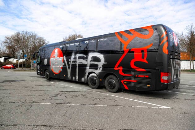The team bus of 1 FC Kaiserslautern is sprayed with graffiti on the parking lot of the Lübeck MuK VfB Luebeck vs 1 FC Kaiserslautern, Football, 3 Liga, 10 04 21 Luebeck Schleswig Holstein Germany Copyright: xAgentur54Gradx xFelixxKoenigx