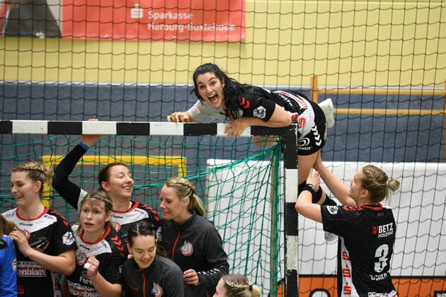 Handball I 1 HBF I HL Buchholz 08 Rosengarten Kurpfalz Baeren I 10 04 2021 Fatos Kuecuekyildiz 10, HL Buchholz 08 Rosengarten might be a little crazy and climb on the goal Copyright: xBEAUTIFULxSPORTS Schlikisx
