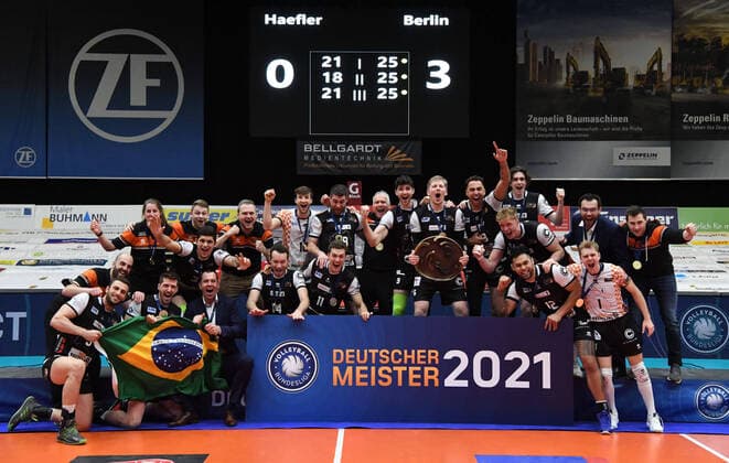 Volleyball, men, 2020 2021 season, 1 Bundesliga final, game 3 , VfB Friedrichshafen BR Volleys, the BR Volleys celebrate winning the German championship at the award ceremony, scoreboard with 0 3 final score, 15 04 2021, Copyright: xSebastianxRäppoldx xMatthiasxKochx