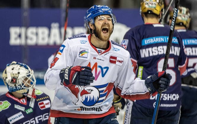 16 04 2021, Berlin, ice hockey, Penny DEL, matchday 41, Mercedes Benz Arena, Eisbaeren Berlin vs Adler Mannheim Andrew Desjardins of Adler Mannheim cheers after the win Eisbaeren Berlin Adler Mannheim