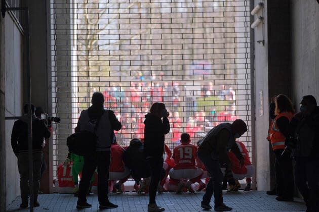 Football 3 Bundesliga season 2020 21 Kaiserslautern Fritz Walter Stadium 17 04 2021 1 FC Kaiserslautern fck 1 FC Saarbrücken sb 2 1 Fans in front of the stadium, the team behind bars Football 3 Bundesliga 1 FC Kaiserslautern