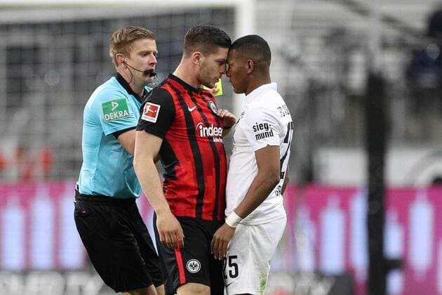 l r Luka Jovic 9 Eintracht Frankfurt and Carlos Gruezo 25 FC Augsburg , Eintracht Frankfurt vs FC Augsburg, 30 Spieltag, 1 Bundesliga, 20 04 2021, DFB regulations prohibit any use of photographs as image sequences and or quasi video Frankfurt Hessen Deutschland Copyright: xkolbert-press ChristianxKolbertx
