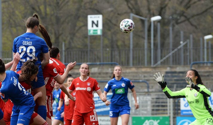 Football, Women, 2020 2021 season, 1 Bundesliga 18 matchday , 1 FFC Turbine Potsdam FC Bayern Munich, Selina Cerci 1 FFC Turbine Potsdam scores the goal to 2 3 against goalkeeper Maria Luisa Grohs FC Bayern Munich , 21 04 2021, Copyright: xSebastianxRäppoldx xMatthiasxKox
