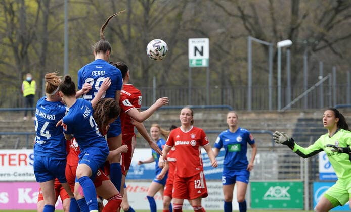 Football, Women, 2020 2021 season, 1 Bundesliga 18 matchday , 1 FFC Turbine Potsdam FC Bayern Munich, v l Selina Cerci 1 FFC Turbine Potsdam scores the goal to 2 3 against goalkeeper Maria Luisa Grohs FC Bayern Munich , 21 04 2021, Copyright: xSebastianxRäppoldx xMatthiasxKox