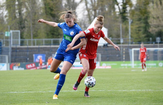 Football, Women, 2020 2021 season, 1 Bundesliga 18 matchday , 1 FFC Turbine Potsdam FC Bayern Munich, v l Melissa Kössler 1 FFC Turbine Potsdam , Linda Dallmann FC Bayern Munich , 21 04 2021, Copyright: xSebastianxRäppoldx xMatthiasxKox