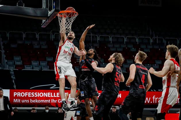 left David Kravish Brose Bamberg, 45 2 v l 22 Chad Brown JobStairs Giessen 46ers center 54 John Bryant JobStairs Giessen 46ers 2 v r 04 Bjarne Kraushaar JobStairs Giessen 46ers right Bennet Hundt Brose Bamberg, 33 Brose Bamberg JobStairs Giessen 46ers Giessen easyCredit BBL Basketball Bundesliga Basketball Season 2020 21 33 Matchday, 04 05 2021 Bamberg, Brose Arena Copyright: DanielxLöb