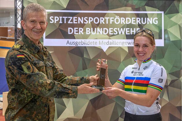 Frankfurt Oder , 05 05 2021 Olympiastuetzpunkt Frankfurt Oder Honouring of the triple sprint world champion 2020, Emma Hinze 3 v l with the title sportswoman of the year 2020 of the German Federal Armed Forces by Lieutenant General Martin Schelleis left Christina Vogel and Andreas Hahn, Ltr of the Department of Sport in Bonn Christina Vogel was by chance in the cycling hall and watched the cyclists of the Federal Police at their Trsang