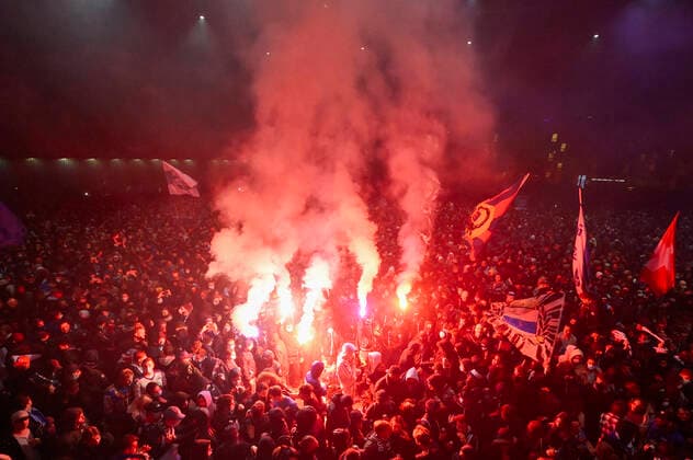 Fans celebrate in front of Bossard Arena, EV Zug Geneve Servette HC, National League, Ice Hockey, 07 05 2021