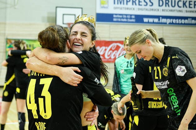 Halle, Germany 08 May 2021 1 HBL Women 2020 2021 SV Union Halle Neustadt Wildcats vs Bor Dortmund Dortmund players celebrate the championship title at the HBFR 2021 Erdgas Sportarena Sachsen Anhalt Copyright: xFotostandx xBallaschx