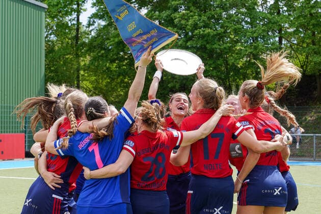 Selin Oruz DHC, 14 holds the championship cup in the air, players of the Düsseldorfer HC, with the cup at the award ceremony, honor, winner, victory, winner team, German champion, cheering, cheering, joy, optimistic, highlight, action, 09 05 2021, Mannheim Germany, hockey, German championship, final, women, Düsseldorfer HC Mannheimer HC xozx