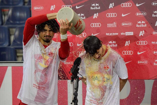 Salzburg, Oesterreich 12 May 2021 tipico Bundesliga 2020 2021 Sp 30 RB Salzburg vs Rapid Wien RB Salzburg celebrates the 8 championship title in a row In the picture beer shower from left of Andre Ramalho FC Red Bull Salzburg and Brenden Aaronson FC Red Bull Salzburg , Red Bull Arena Copyright: xFotostandx xWassmuthx