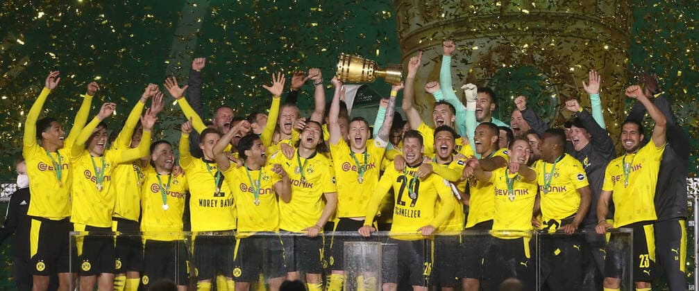 Pokalfinale RB Leipzig Dortmund 13 05 2021 Berlin, 13 05 2021, Olympiastadion, Fussball, DFB Pokalfinale , RB Leipzig vs BVB Borussia Dortmund 1 4 0 3 , Siegerehrung Im Bild Pokalsieger Borussia Dortmund , DFB regulations prohibit any use of photographs as image sequences and or quasi video ,