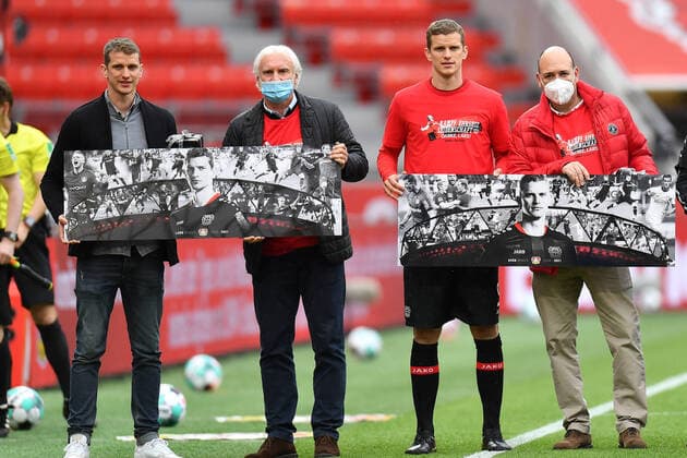 Football 1 Bundesliga, Season 2020 2021, 33 Matchday, Bayer 04 Leverkusen vs 1 FC Union Berlin on 15 05 2021 at BayArena in Leverkusen YY Leverkusen Lars Bender, Rudi Völler, Sven Bender and Fernando Carro at the farewell before the match DFL REGULATIONS PROHIBIT ANY USE OF PHOTOGRAPHS AS IMAGE SEQUENCES AND OR QUASI VIDEO Copyright: xChristopherxNeundorf Kirchner-Mediax