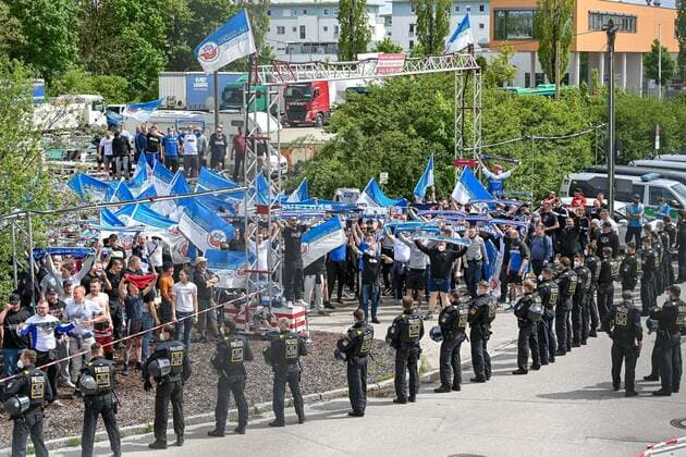 many fans of FC Hansa Rostock stand in front of the stadium and cheer on the team, police chain, police presence, police, security, 15 05 2021, Unterhaching Germany , Football, 3 Liga, SpVgg Unterhaching F C Hansa Rostock, DFB DFL REGULATIONS PROHIBIT ANY USE OF PHOTOGRAPHS AS IMAGE SEQUENCES AND OR QUASI VIDEO xslx
