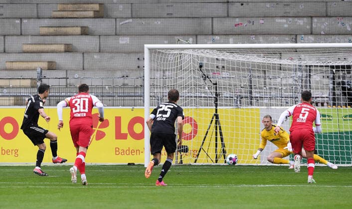 Football 1 Bundesliga Saison 2020 2021 33 Spieltag SC Freiburg FC Bayern Muenchen 15 05 2021 Robert Lewandowski li, FC Bayern Muenchen scores his 40th goal of the season on a penalty kick and thus draws level with the previous record holder Gerd Mueller FC Bayern Muenchen 40 goals he scored in the 1971 1972 season.