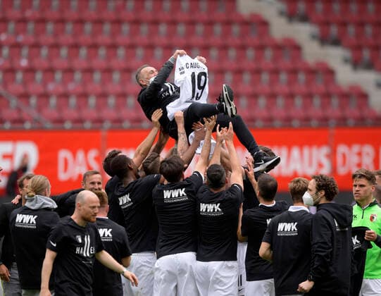 15 05 2021, Fussball 1 Bundesliga FC Augsburg Werder Bremen 15 05 2021, Fussball 1 Bundesliga 2020 2021, 33 Spieltag, FC Augsburg SV Werder Bremen, in der WWK Arena Augsburg Der FCA feiern frenetisch den Klassenerhalt in der ersten Liga Ein FCA Betreuer wird in die Luft geworfen mit Felix Uduokhai Augsburg Trikot Foto Bernd Feil M i S Pool Nur für journalistische Zwecke Only for editorial use In accordance with the DFL Deutsche Fußball Liga regulations, it is prohibited, DFL regulations prohibit any use of photographs as image sequences and or quasi video National and international NewsAgencies OUT Augsburg WWK Arena Bayern Germany Poolfoto ,EDITORIAL USE ONLY
