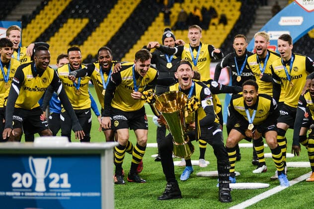 15 05 2021, Bern, Wankdorf, Football Super League BSC Young Boys FC Luzern, 28 Fabian Lustenberger Young Boys with trophy Marvin Spielmann, Cedric Zesiger, Mohamed Ali Camara, Ulisses Garcia, Jordan Lefort, Sandro Lauper, Meschack Elia, Nico Maier, Michel Aebischer, Esteban Petignat Young Boys Bern Wankdorf Bern Switzerland Copyright: xJustPictures.ch LuigixRizzox