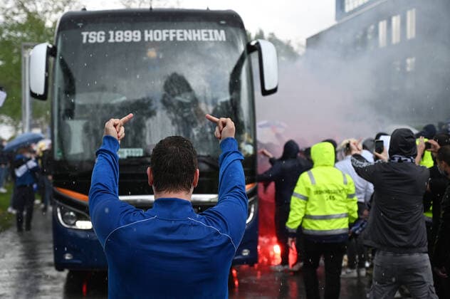 Bielefeld, Schueco Arena, 15 05 21, GER, Herren, 1 Bundesliga, Saison 2020 2021, DSC Arminia Bielefeld TSG 1899 Hoffenheim Bild Fans await the arrival of the team bus Only for journalistic use Only for editorial use According to the regulations of the DFL Deutsche Fußball Liga it is prohibited, DFL regulations prohibit any use of photographs as image sequences and or quasi video North Rhine Westphalia Germany