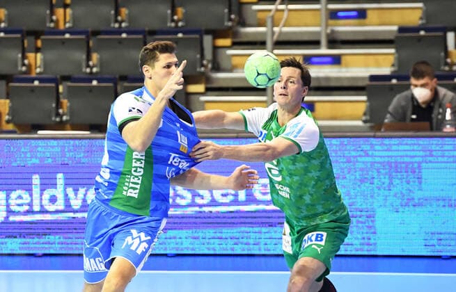 Handball, men, season 2020 2021, 1 Bundesliga 15 matchday , Füchse Berlin FRISCH AUF Göppingen, v l Sebastian Heymann FRISCH AUF Göppingen , Hans Lindberg Füchse Berlin , 16 05 2021, Copyright: xSebastianxRäppoldx xMatthiasxKox
