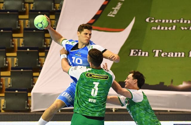 Handball, men, season 2020 2021, 1 Bundesliga 15 matchday , Füchse Berlin FRISCH AUF Göppingen, f l Sebastian Heymann FRISCH AUF Göppingen , Fabian Wiede Füchse Berlin , Hans Lindberg Füchse Berlin , 16 05 2021, Copyright: xSebastianxRäppoldx xMatthiasxKox