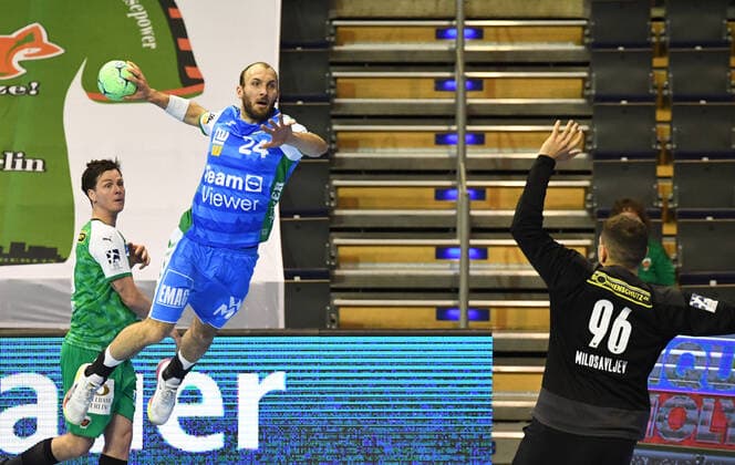 Handball, men, season 2020 2021, 1 Bundesliga 15 matchday , Füchse Berlin FRISCH AUF Göppingen, f l Hans Lindberg Füchse Berlin , Marcel Schiller FRISCH AUF Göppingen , goalkeeper Dejan Milosavljev Füchse Berlin , 16 05 2021, Copyright: xSebastianxRäppoldx xMatthiasxKox