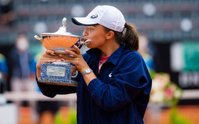 Bilder des Jahres 2021, Sport 05 Mai Sport Themen der Woche KW19 Sport Bilder des Tages Mandatory Credit: Photo by Rob Prange Shutterstock (11896930l) Iga Swiatek of Poland with the champions trophy after the final of the 2021 Internazionali BNL d Italia WTA, Tennis Damen 1000 tournament Italian Open, Tennis, Foro Italico, Rome, Italy - 16 May 2021 Italian Open, Tennis, Foro Italico, Rome, Italy - 16 May 2021 Copyright: xRobxPrange Shutterstockx 11896930l