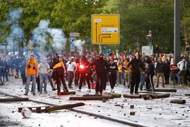 16 05 2021, xtgx, football 3 league, SG Dynamo Dresden celebrates promotion to 2 Bundesliga emspor, v l fans riot on Lennestrasse DFL DFB REGULATES PROHIBIT ANY USE OF PHOTOGRAPHS as IMAGE SEQUENCES and or QUASI VIDEO Dresden
