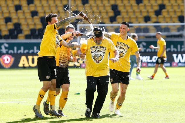 16 05 2021, xtgx, Football 3 Liga, SG Dynamo Dresden celebrates promotion to 2 Bundesliga emspor, v l Philipp Hosiner Dresden, 14 , Marvin Stefaniak Dresden, 13 and Panagiotis Vlachodimos Dresden, 7 shower Heiko Scholz Dresden, Co Trainer with beer, beer shower DFL DFB REGULATES PROHIBIT ANY USE OF PHOTOGRAPHS as IMAGE SEQUENCES and or QUASI VIDEO Dresden