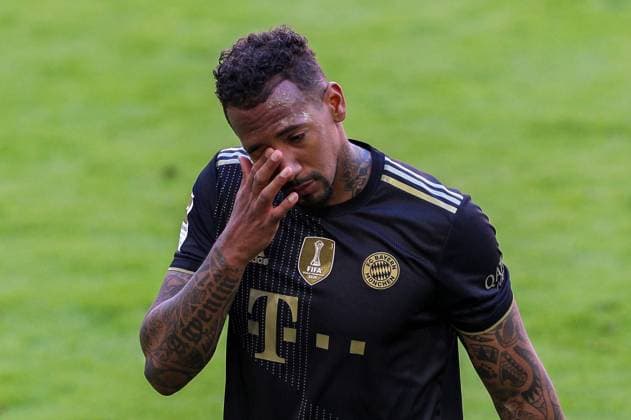 FC Bayern Muenchen vs FC Augsburg, 1 Bundesliga, 34 Spieltag, 22 05 2021 Jerome Boateng 17 FC Bayern Muenchen leaves the pitch in tears, FC Bayern Muenchen vs FC Augsburg, 1 Bundesliga, 34 Spieltag, 22 05 2021, Foto Christian Kolbert kolbert press Pool Editorial Use ONLY DFL regulations prohibit any use of photographs as image sequences and or quasi video National and International News Agencies OUT Muenchen Allianz Arena Bayern Deutschland Poolfoto Christian Kolbert kolbert-press Pool ,EDITORIAL USE ONLY