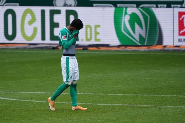 GER, 1 FBL, SV Werder Bremen vs Borussia Moenchengladbach 22 05 2021, wohninvest Weserstadion, Bremen, GER, 1 FBL, SV Werder Bremen vs Borussia Moenchengladbach in picture shows end of match final score 2 4, Theodor Gebre Selassie Werder Bremen 23 is disappointed disappointed nordphotoxGmbHx xgumzmedia nphgm001