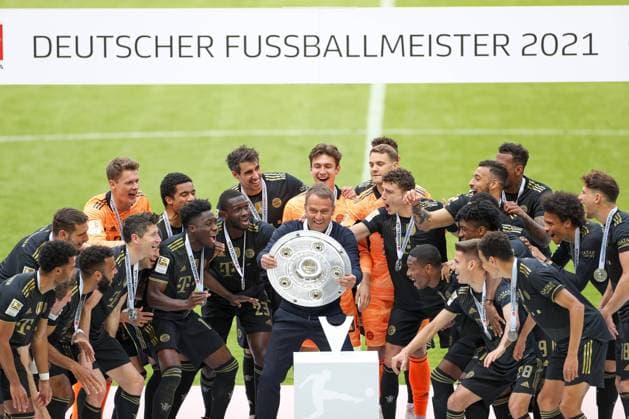 FC Bayern Muenchen vs FC Augsburg, 1 Bundesliga, 34 Spieltag, 22 05 2021 The Bavarians celebrate the championship, head coach Hansi Flick FC Bayern Muenchen raises the cup in his hands, FC Bayern Muenchen vs FC Augsburg, 1 Bundesliga, 34 Spieltag, 22 05 2021, Foto Christian Kolbert kolbert press Pool Editorial Use ONLY DFL regulations prohibit any use of photographs as image sequences and or quasi video National and International News Agencies OUT Muenchen Allianz Arena Bayern Deutschland Poolfoto Christian Kolbert kolbert-press Pool ,EDITORIAL USE ONLY